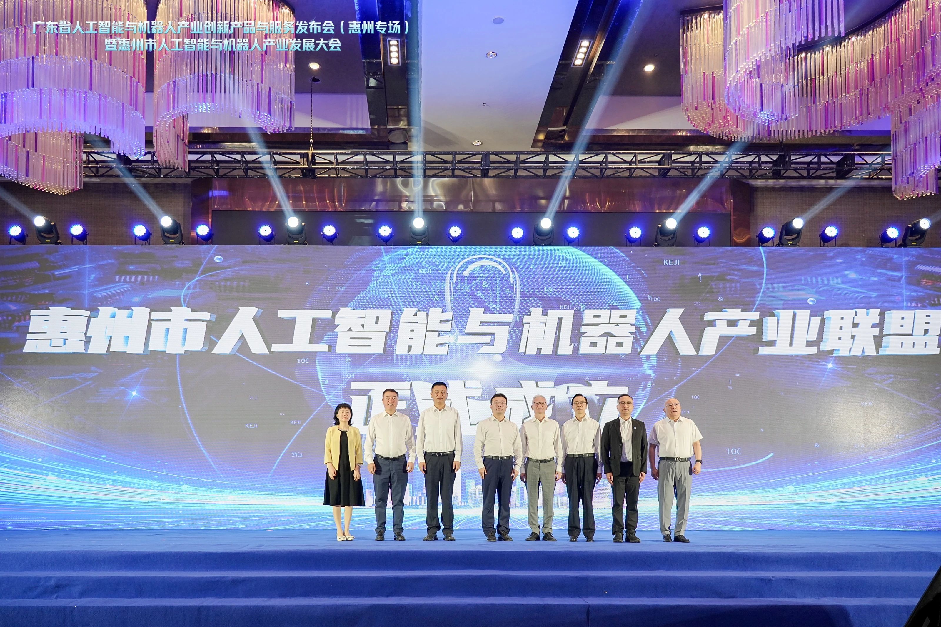 陳董受邀參加惠州市人工智能與機(jī)器人產(chǎn)業(yè)發(fā)展大會并作“擁抱 AI 奔向未來”主題分享